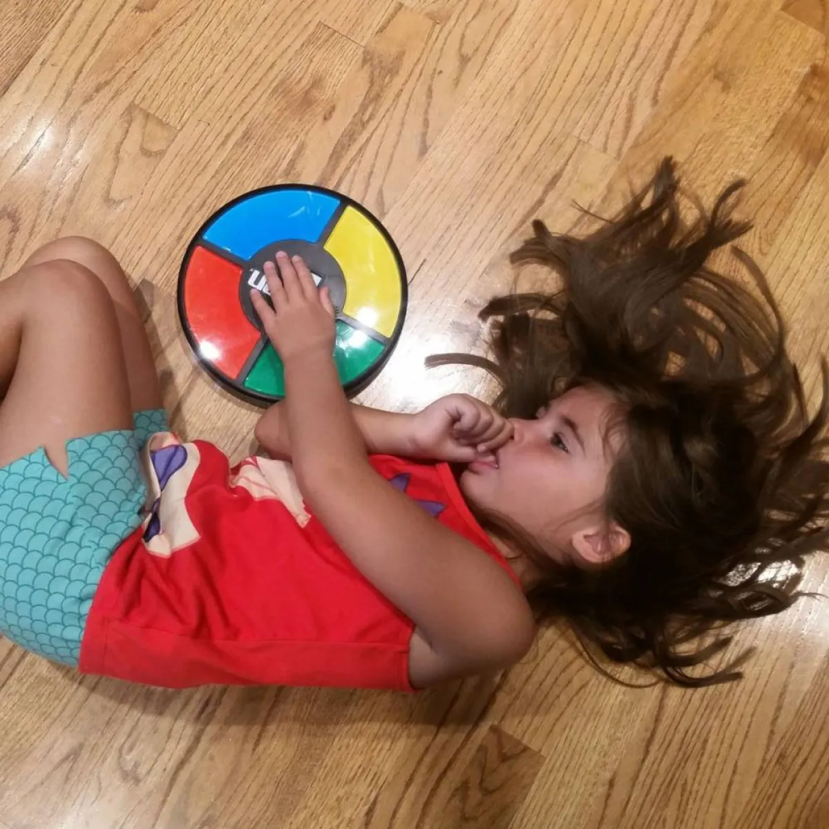 صورة لطفلة غلبها النوم وهي تلعب