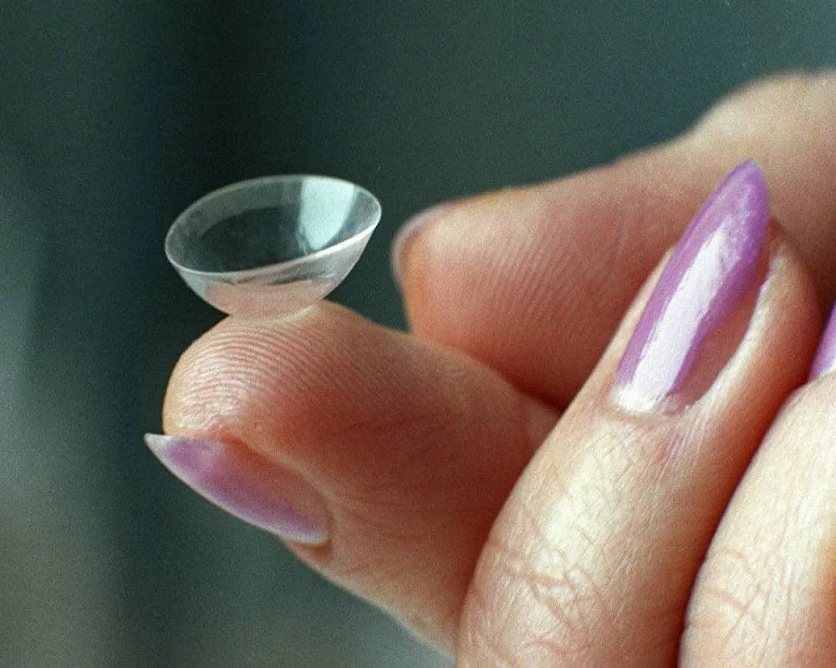 صورة لحامل ترتدى العدسات اللاصقة