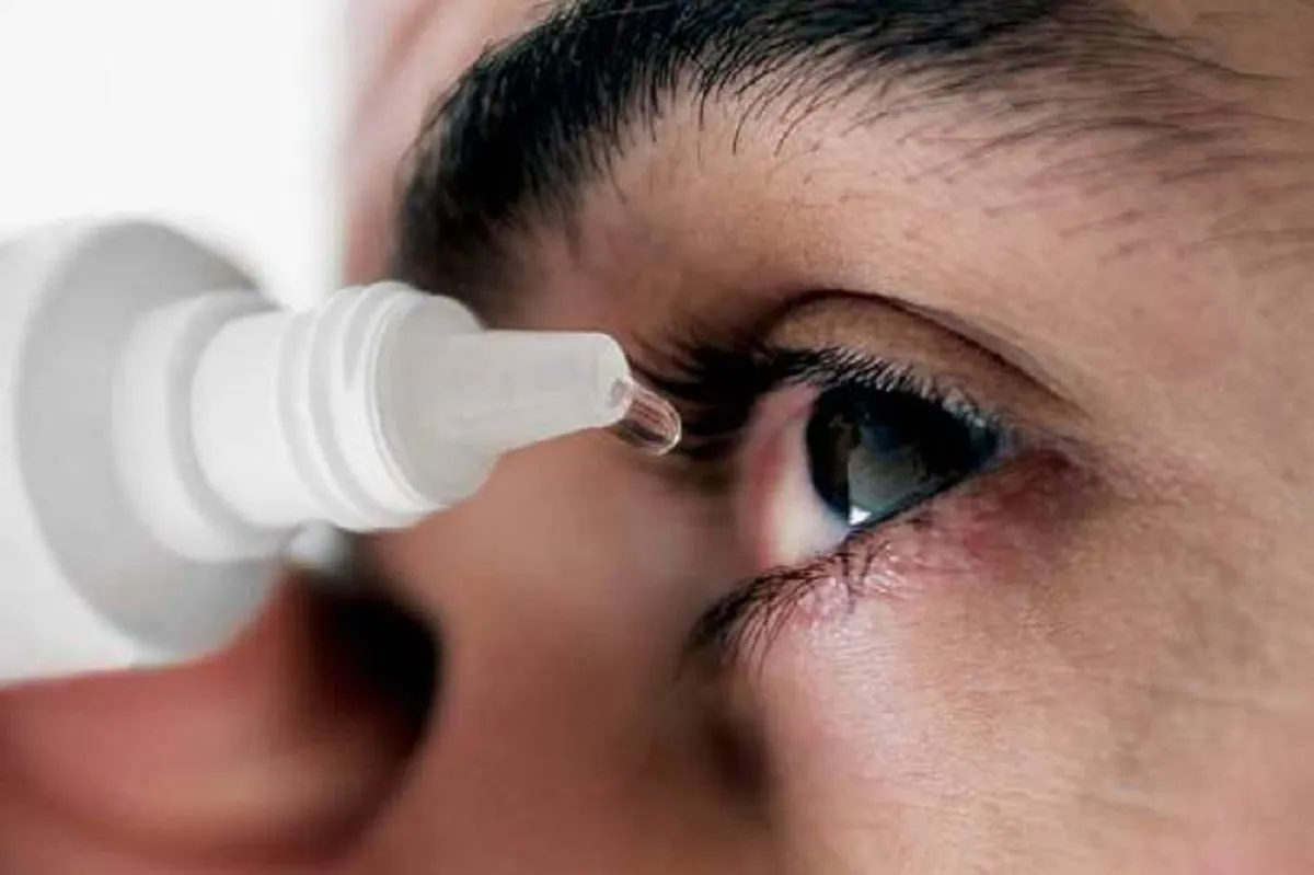 صورة لحامل تقوم بوضع قطرات العين
