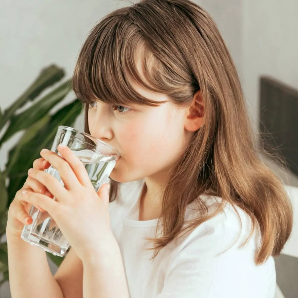 صورة لطفلة تشرب اللبن