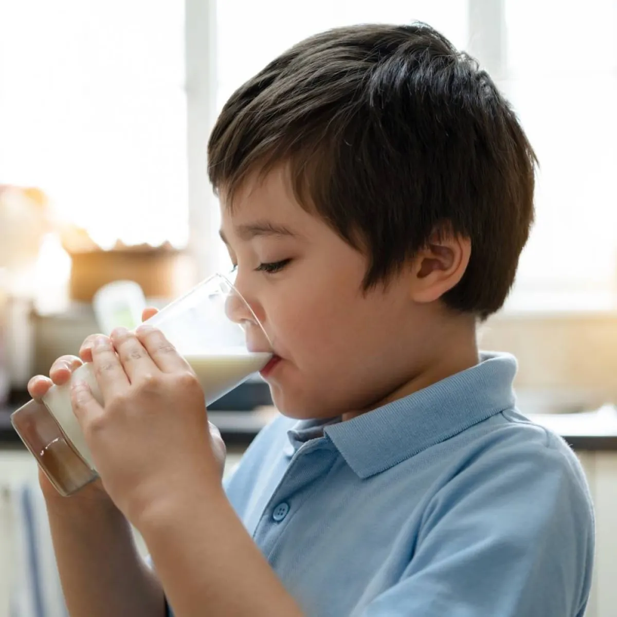 صورة لطفل يشرب اللبن