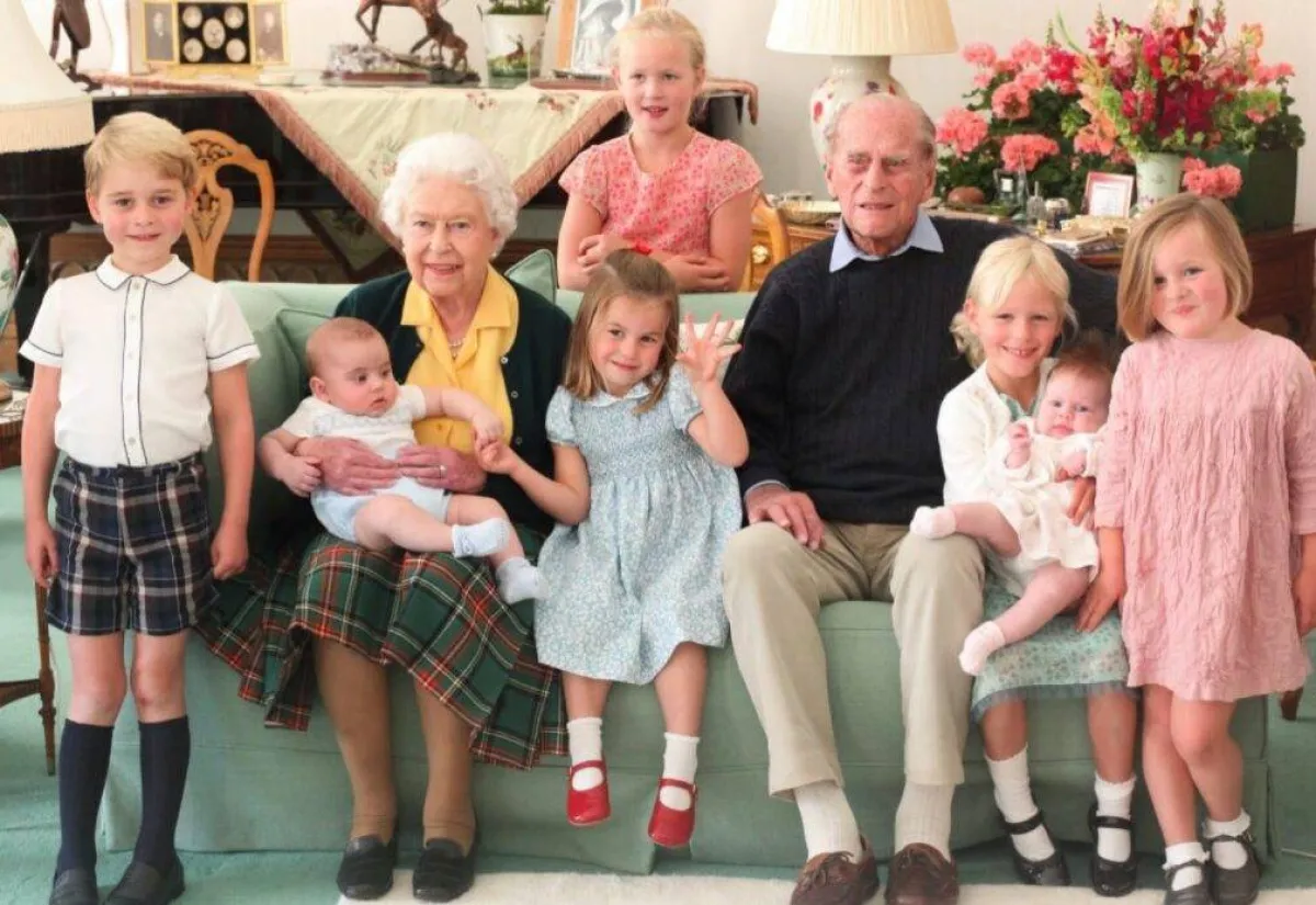 الملكة إليزابيث والأمير فيليب وأحفادهما- الصورة من موقع Royalcentral