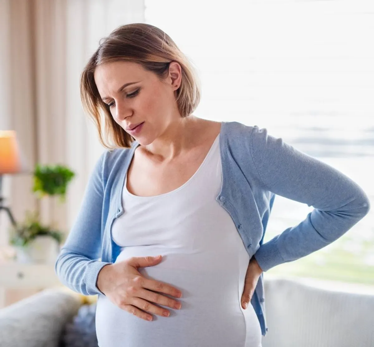 صورة لحامل تعاني من التعب بسبب انخفاض ضغط الدم