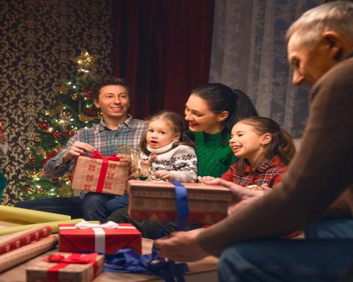 صورة لأسرة تحتفل بليلة رأس السنة