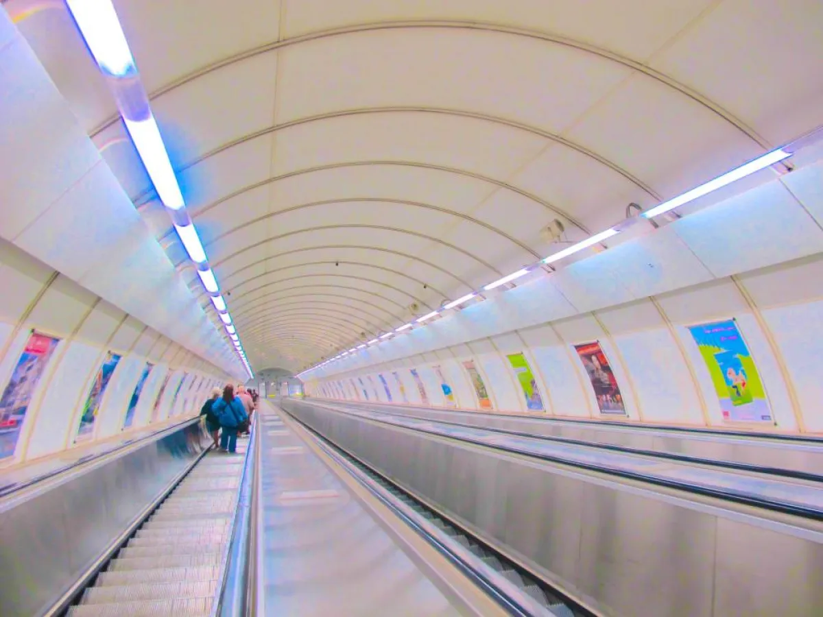 يعد مترو الأنفاق من أكثر وسائل النقل المريحة والسريعة