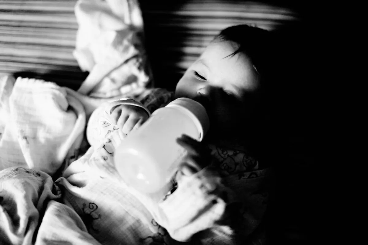 صورة طفل يرضع