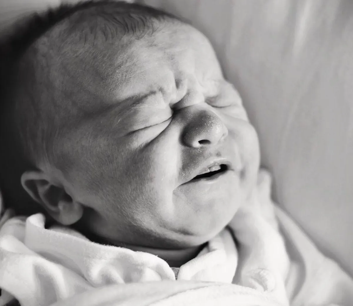 صورة طفل يبكي ليلاً