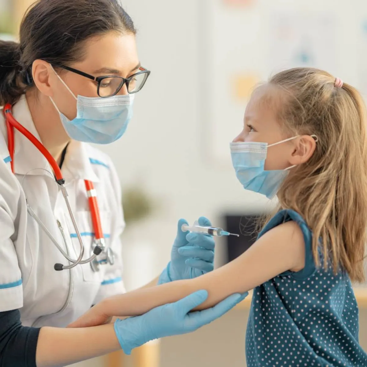 صورة لطبيبة تعالج طفلة