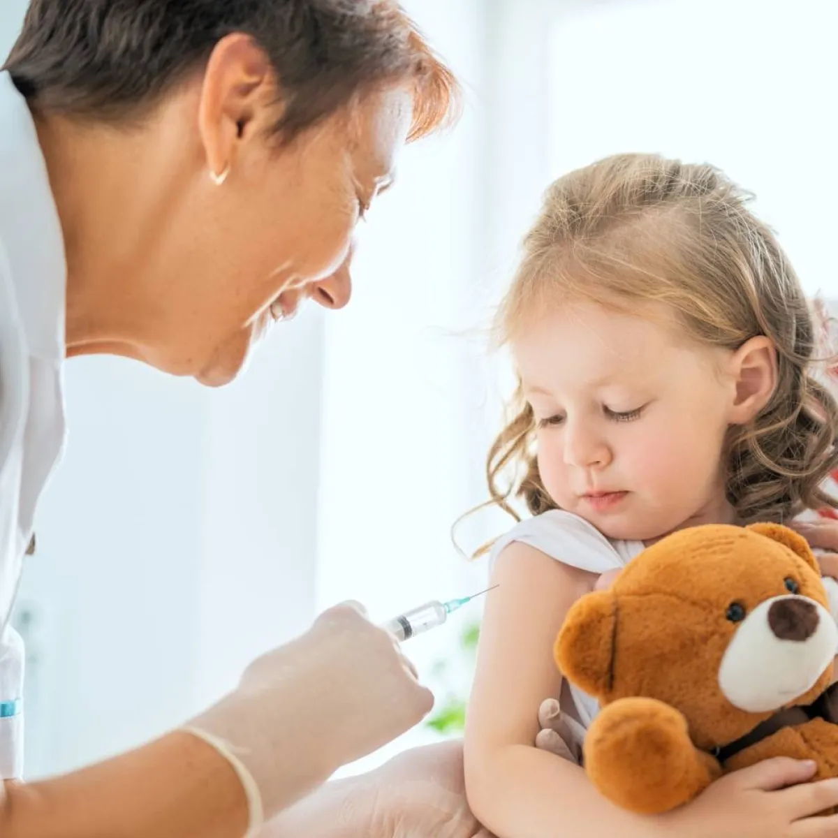 صورة لطبيبة وطفلة