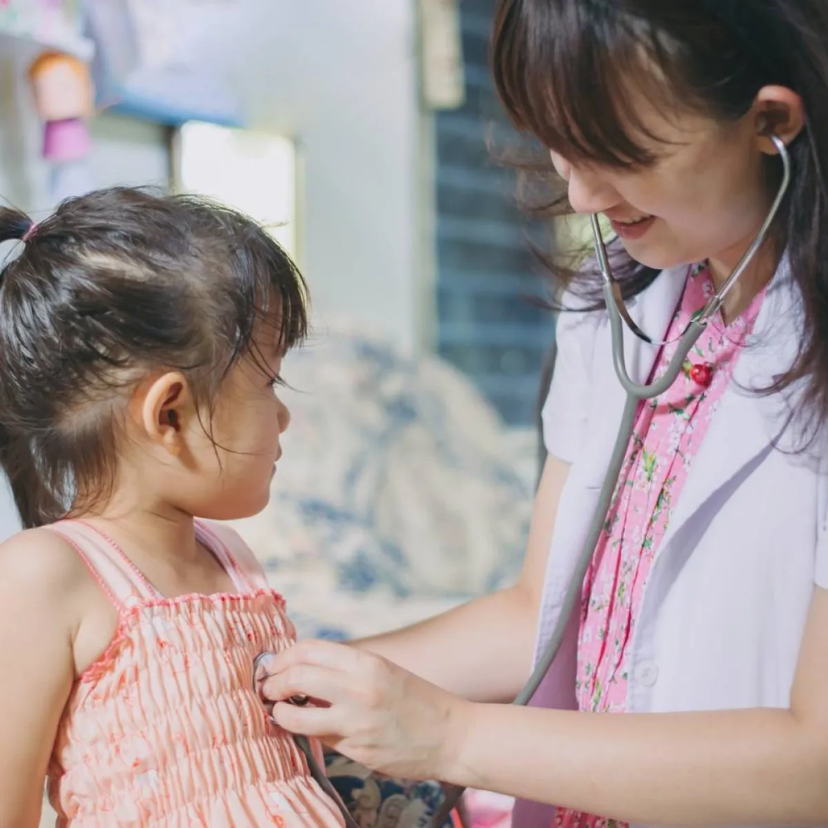 صورة لطفلة وطبيبة