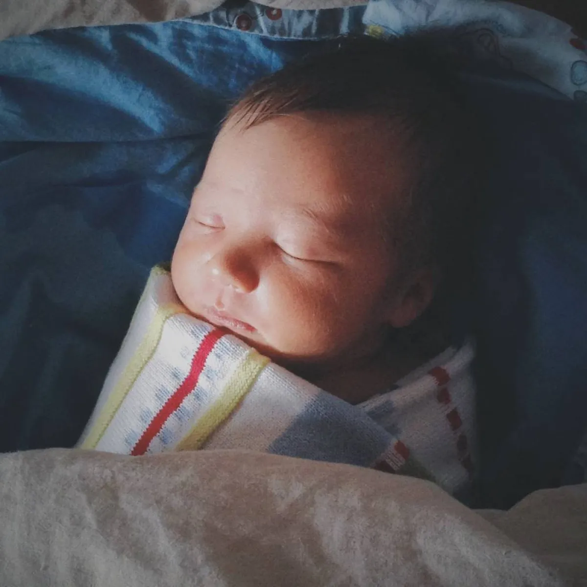 صورة لمولود بقماط