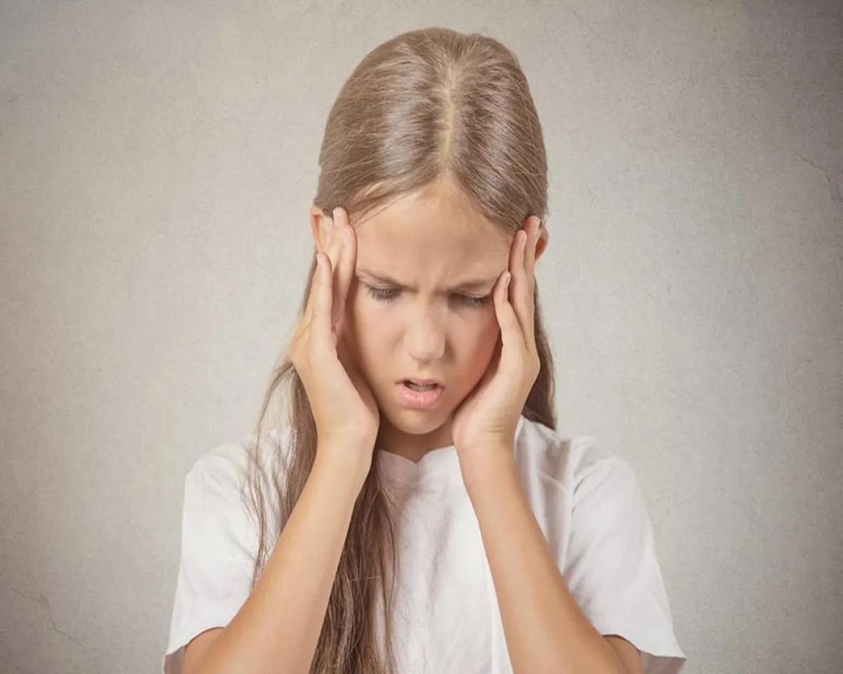 صورة لطفلة تعاني من الصداع 