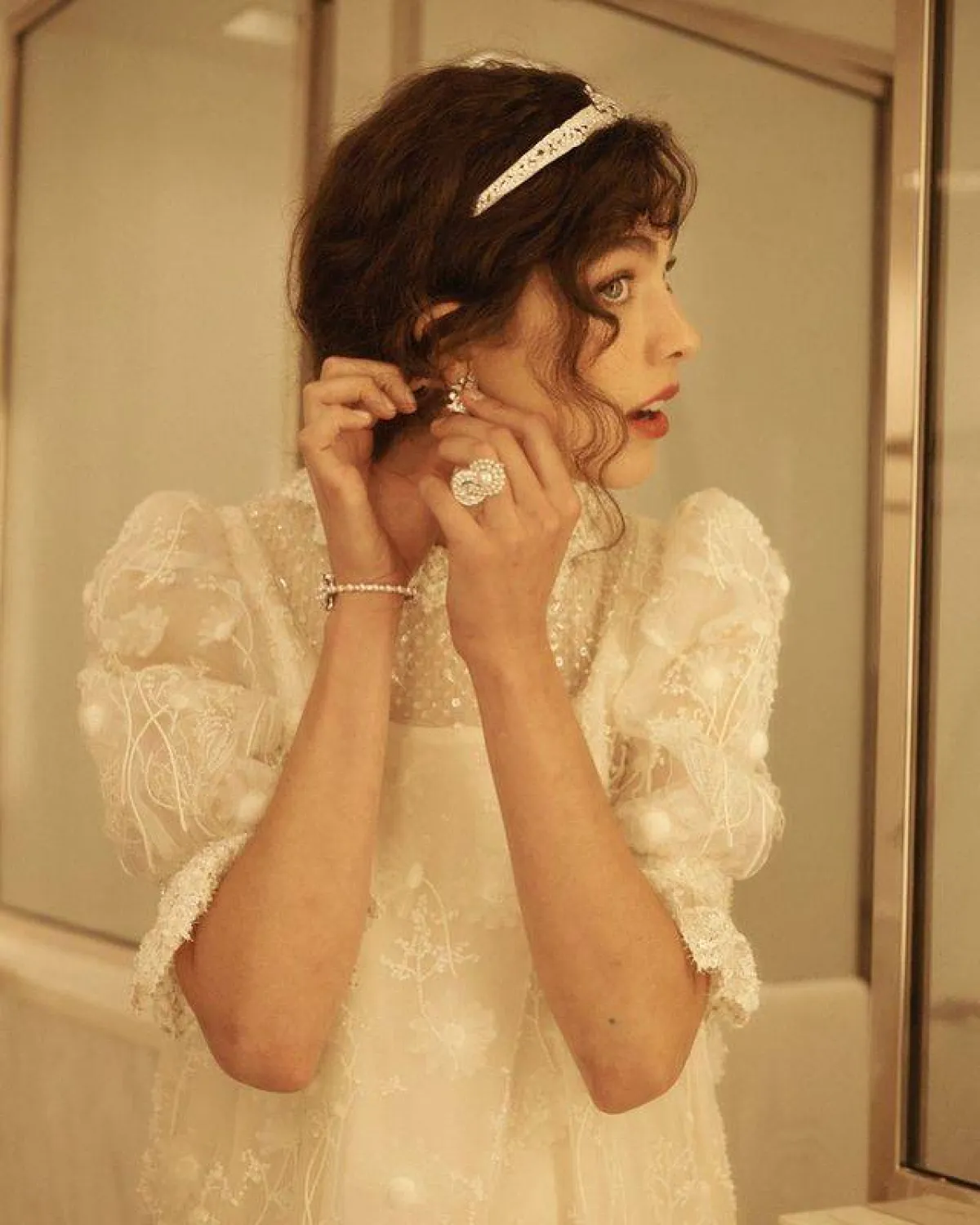 مجوهرات Margaret Qualley من Chanel Fine Jewelry- الصورة من حساب النجمة على انستغرام