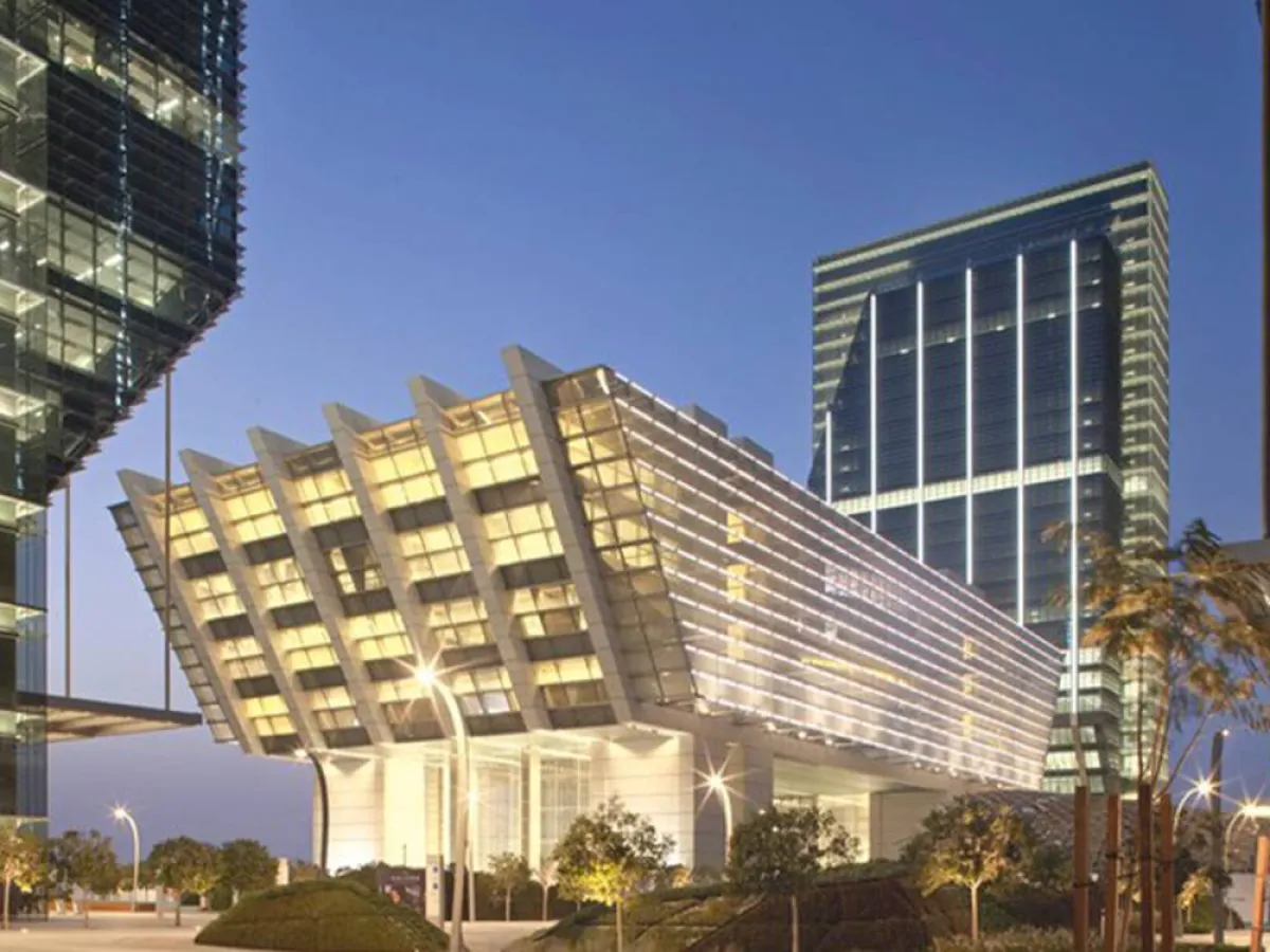 أبوظبي العالمي يعتمد نظام العمل الأسبوعي من الاثنين إلى الجمعة. الصورة من "وام"