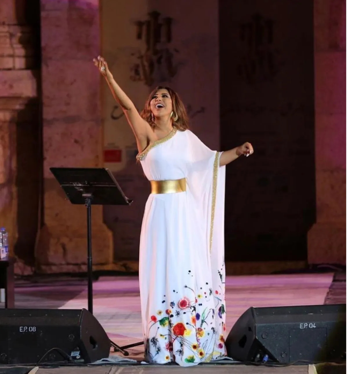 نجوى كرم في فستان أبيض 