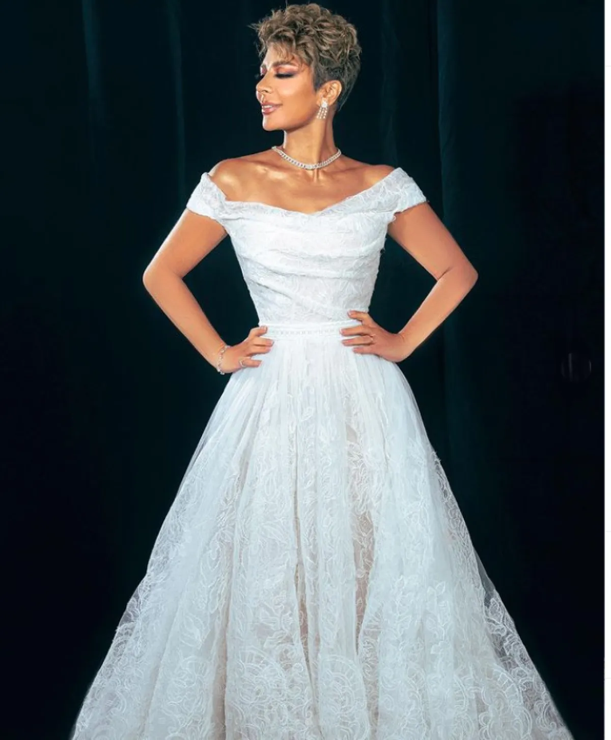 أصالة ترتدي فستاناً ابيض 