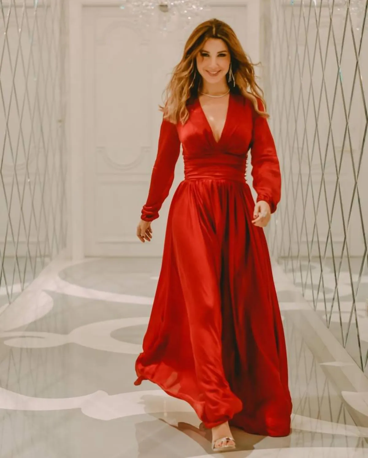 نانسي عجرم بفستان طويل باللون الأحمر  