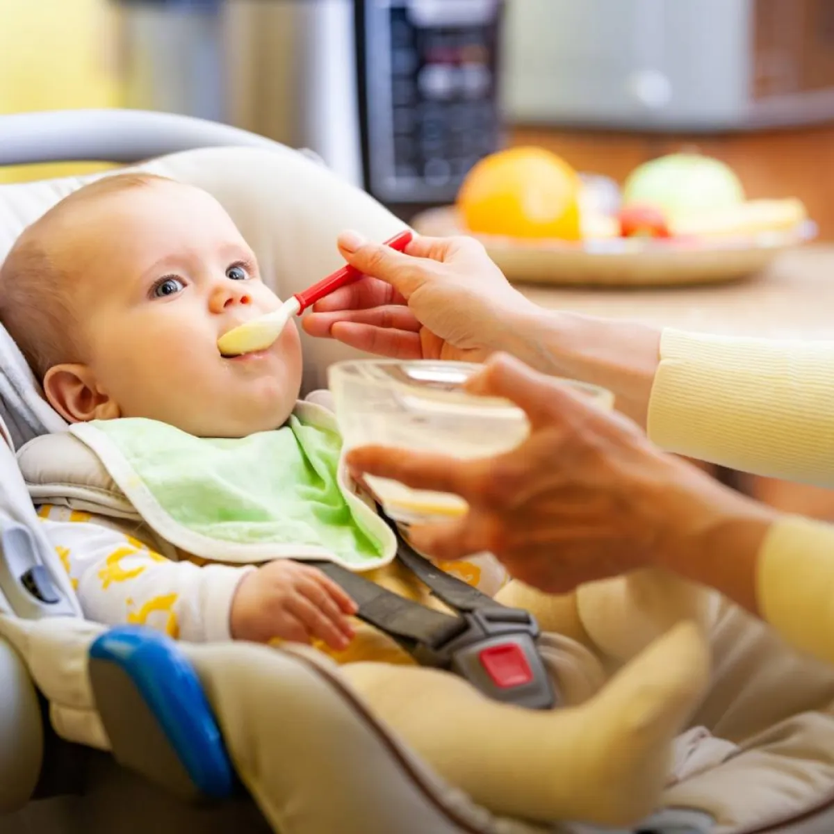 صورة لطفل يأكل