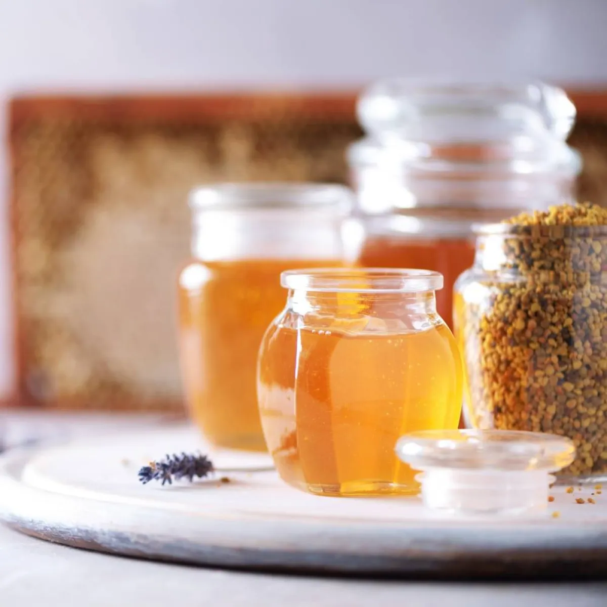 صورة لعدد من برطمانات العسل