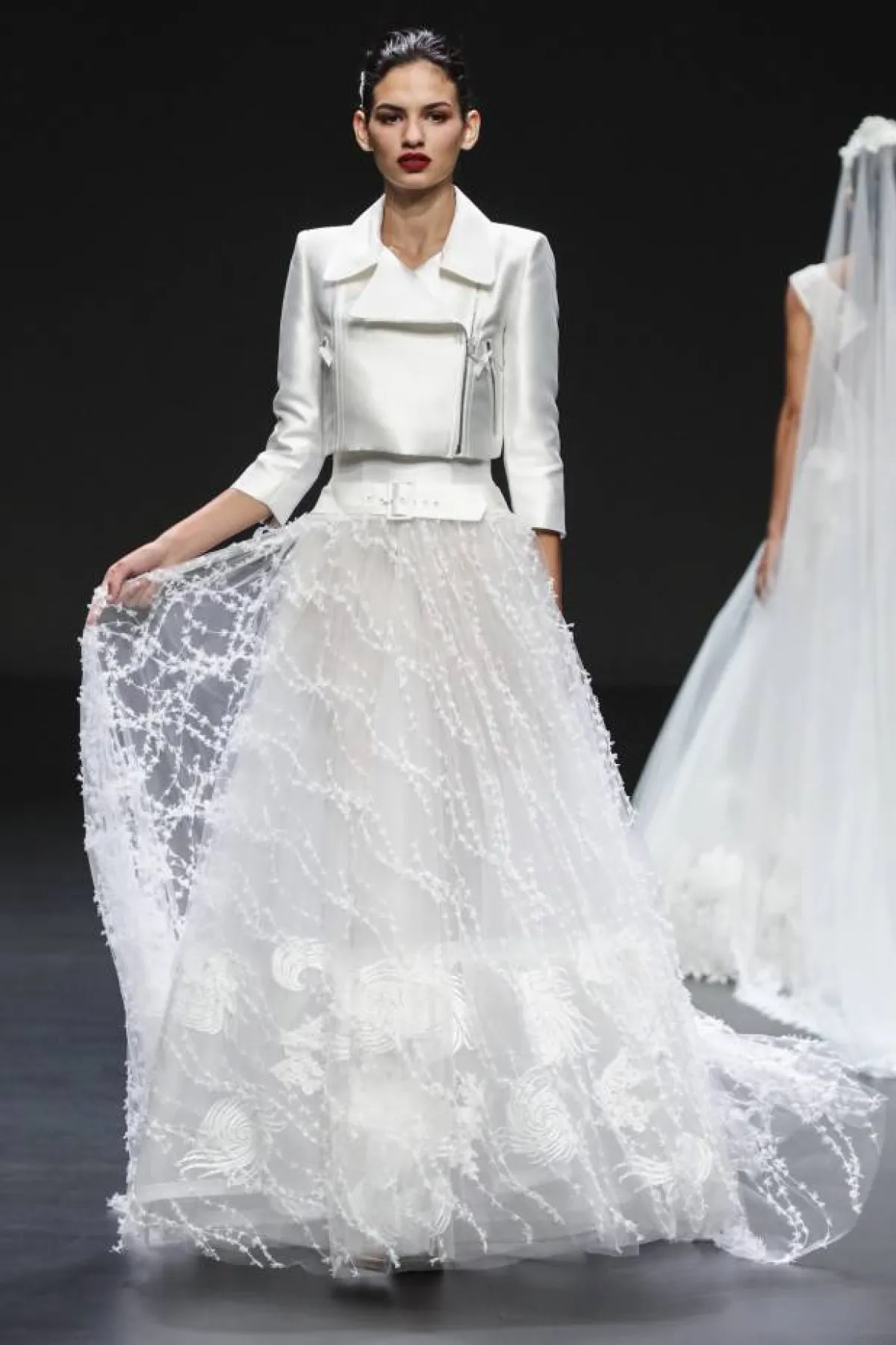 فستان زفاف يتألق من تنورة من الدانتيل وسترة الدراجين من الساتان