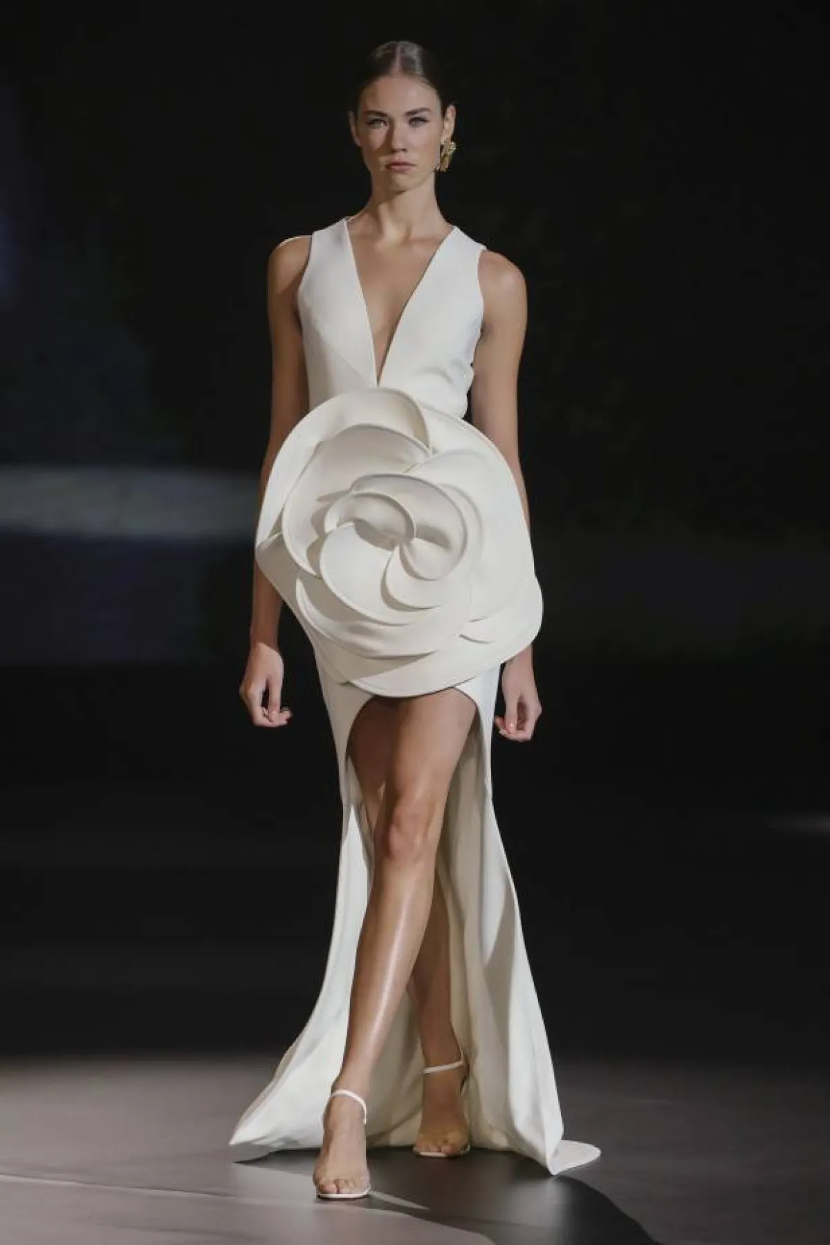 فستان زفاف على شكل وردة 