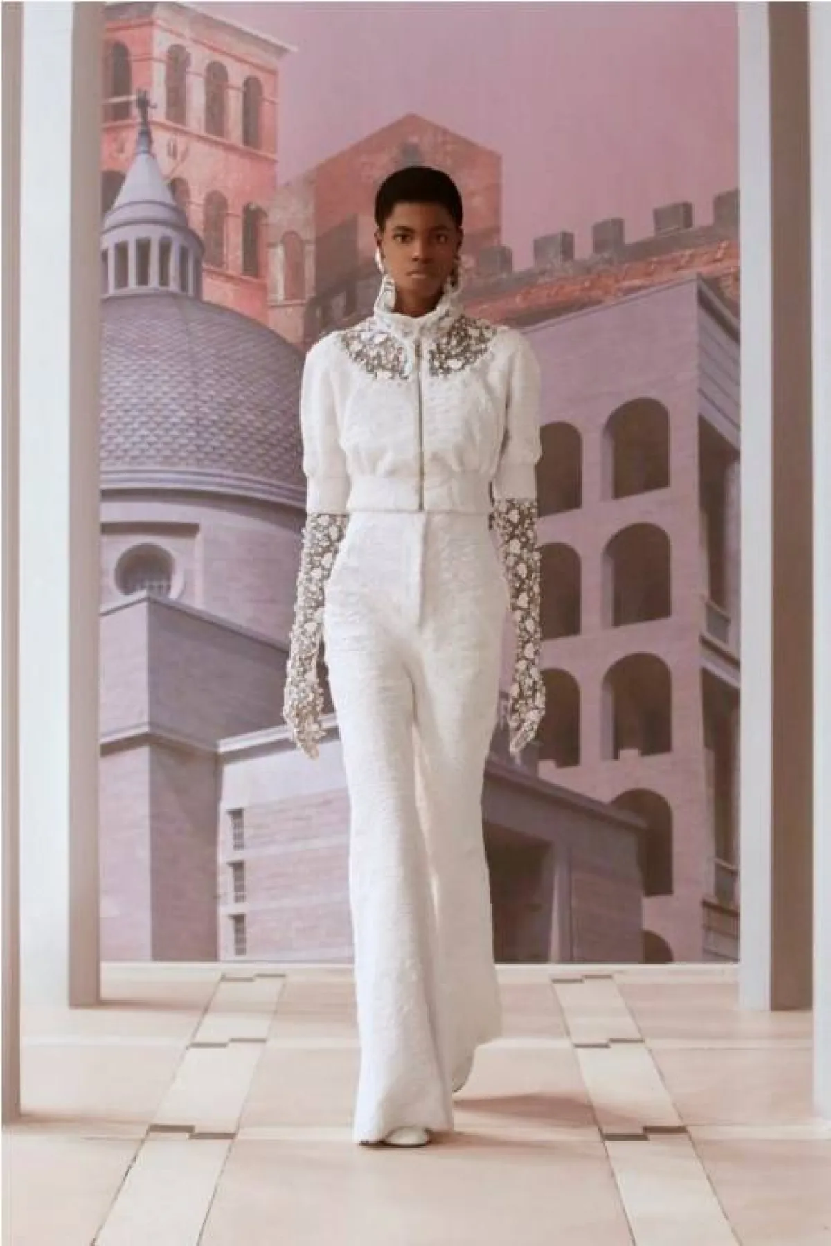 بدلة باللون الأبيض من فندي  Fendi