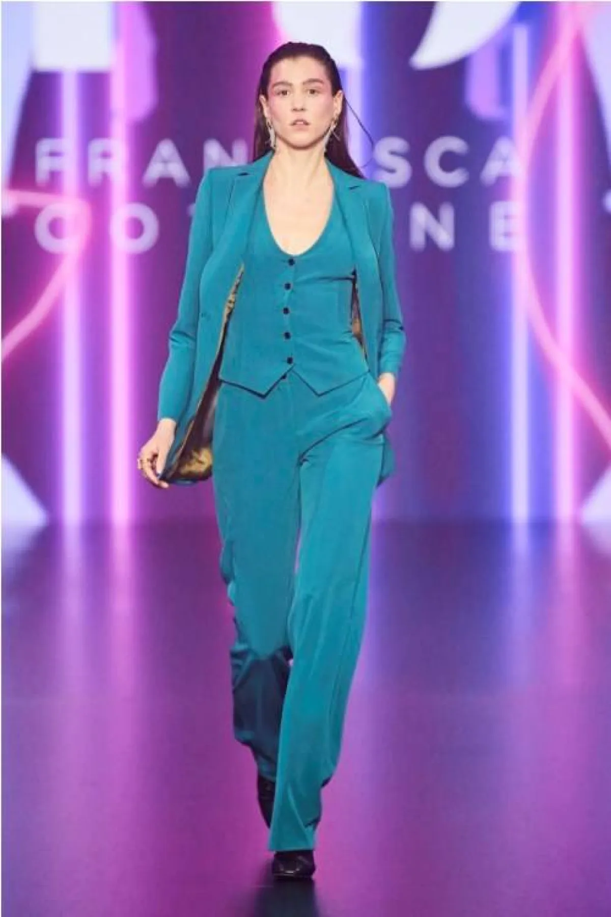 بدلة نسائية أنيقة موحّدة اللون من فرانشيسكا كوتون  Francesca Cotton