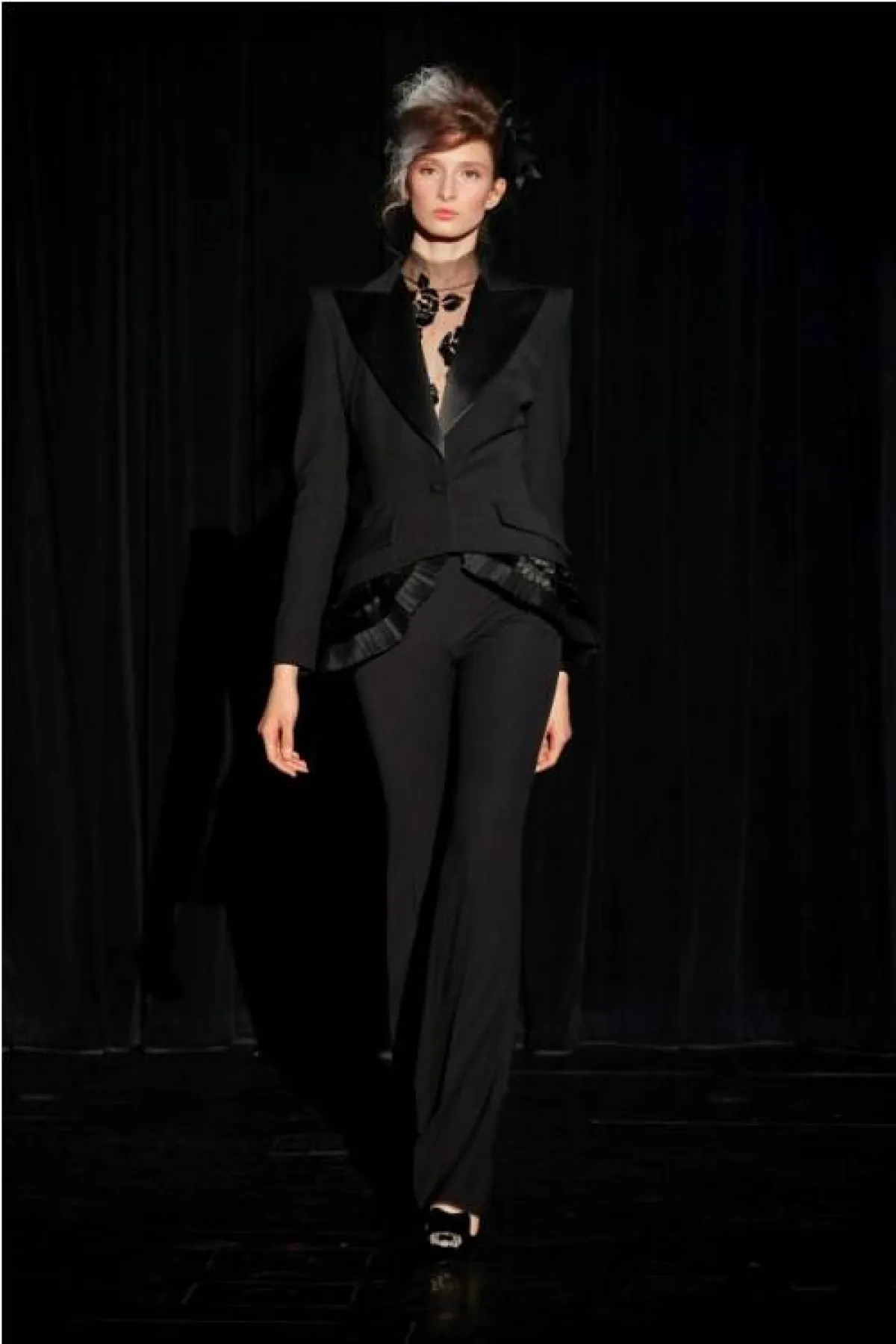 بدلة سوداء من يانينا بو  Yanina Po