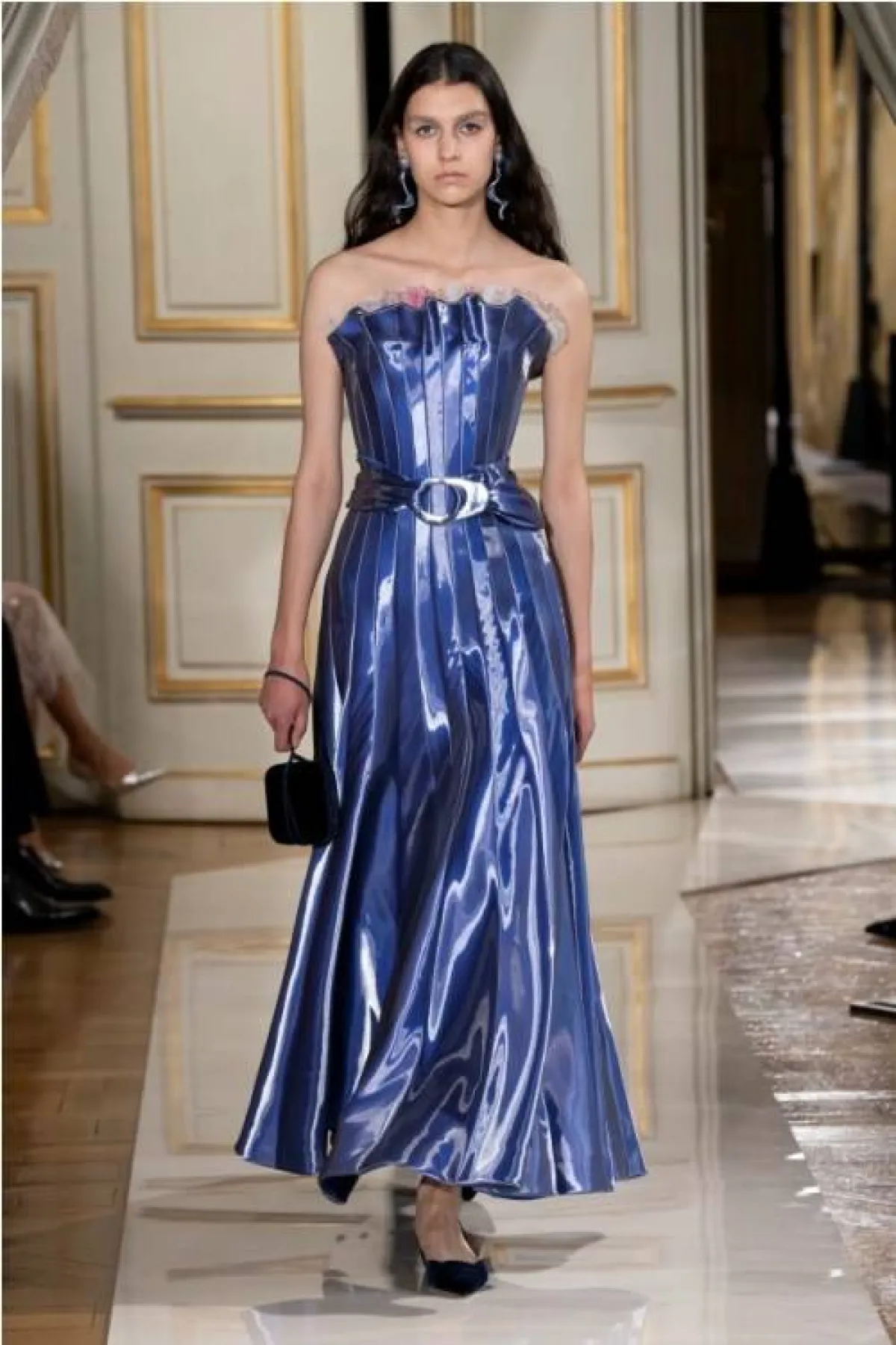  فستان ذات أكتاف مفتوحة من أرماني بريفيه Armani prive 