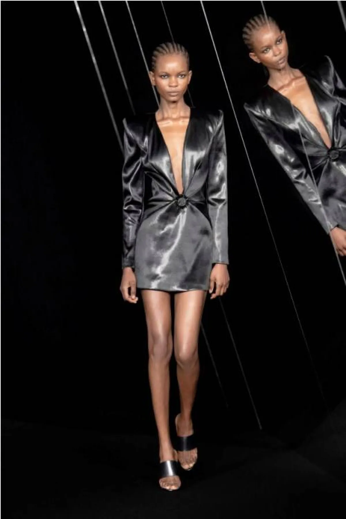 فستان قصير مع حزام على الخضر من أزارو    Azzaro