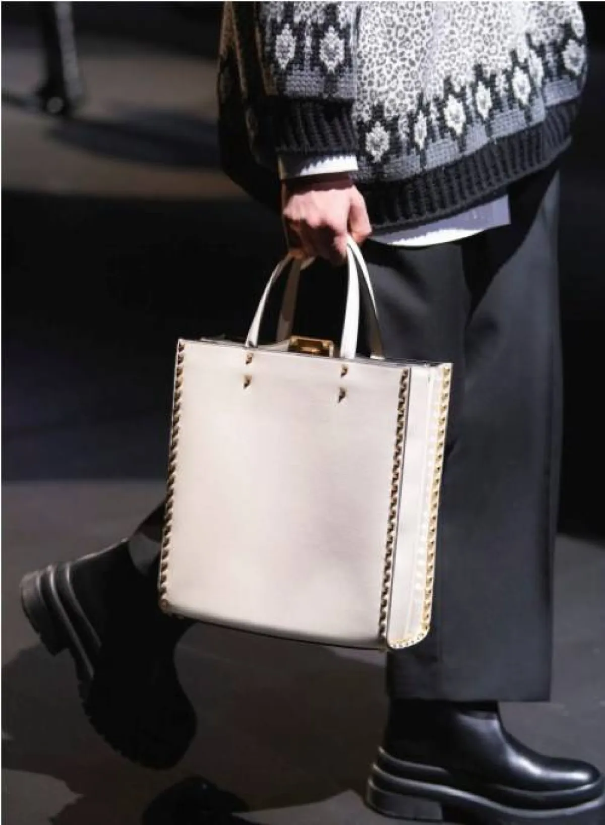 الحقيبة البيضاء مع الملابس الداكنة من فالنتينو  Valentino