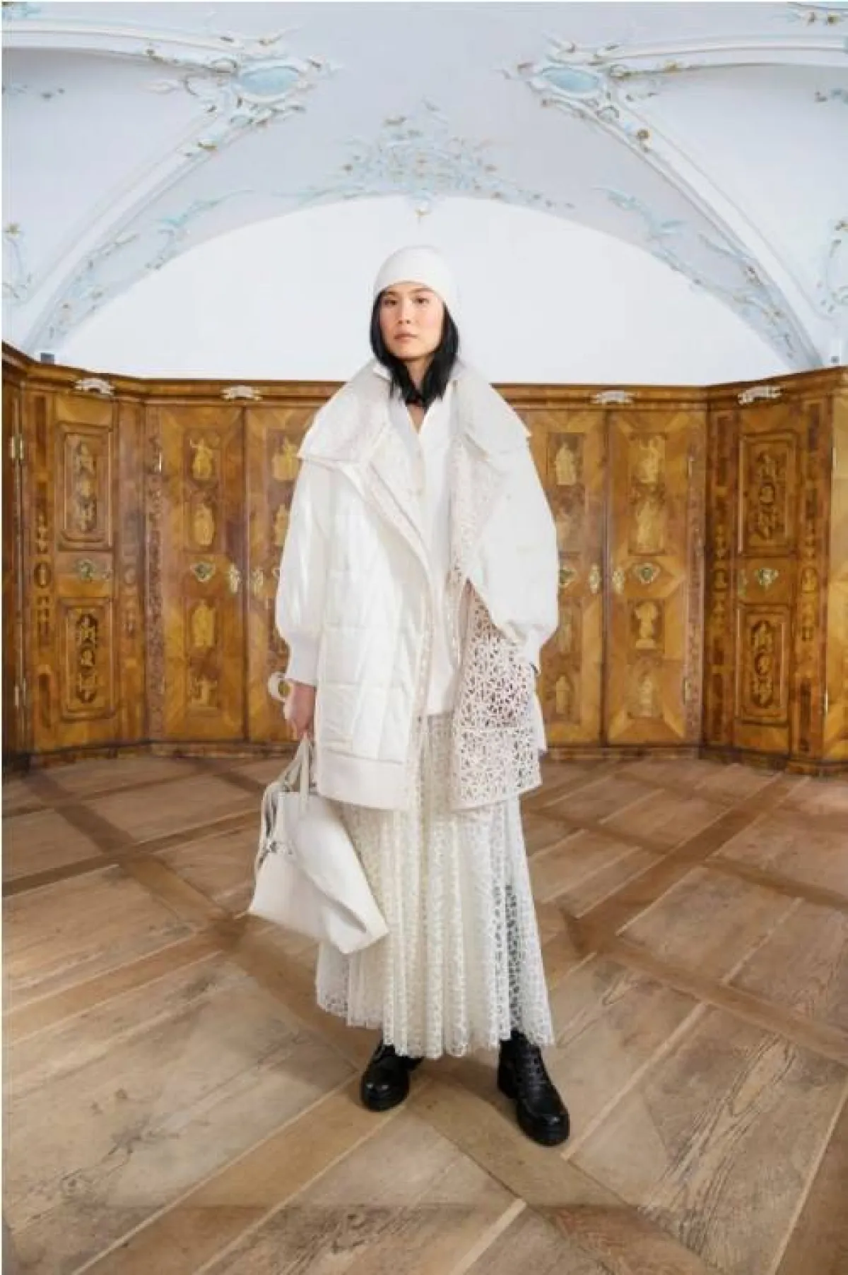 فستان أبيض مع معطف أبيض وقبعة بيضاء من أكريس  Akris