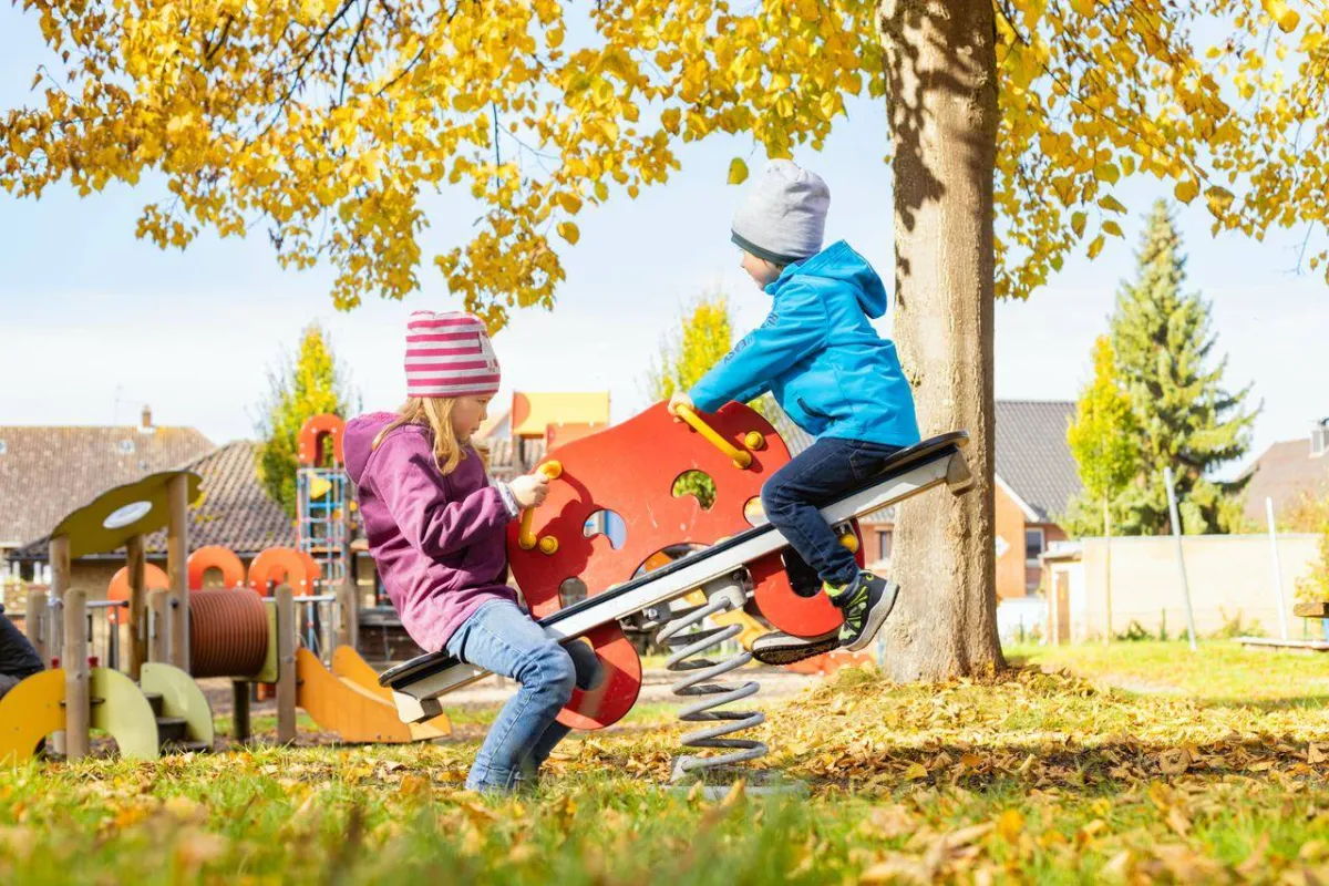 صورة لأطفال يلعبون