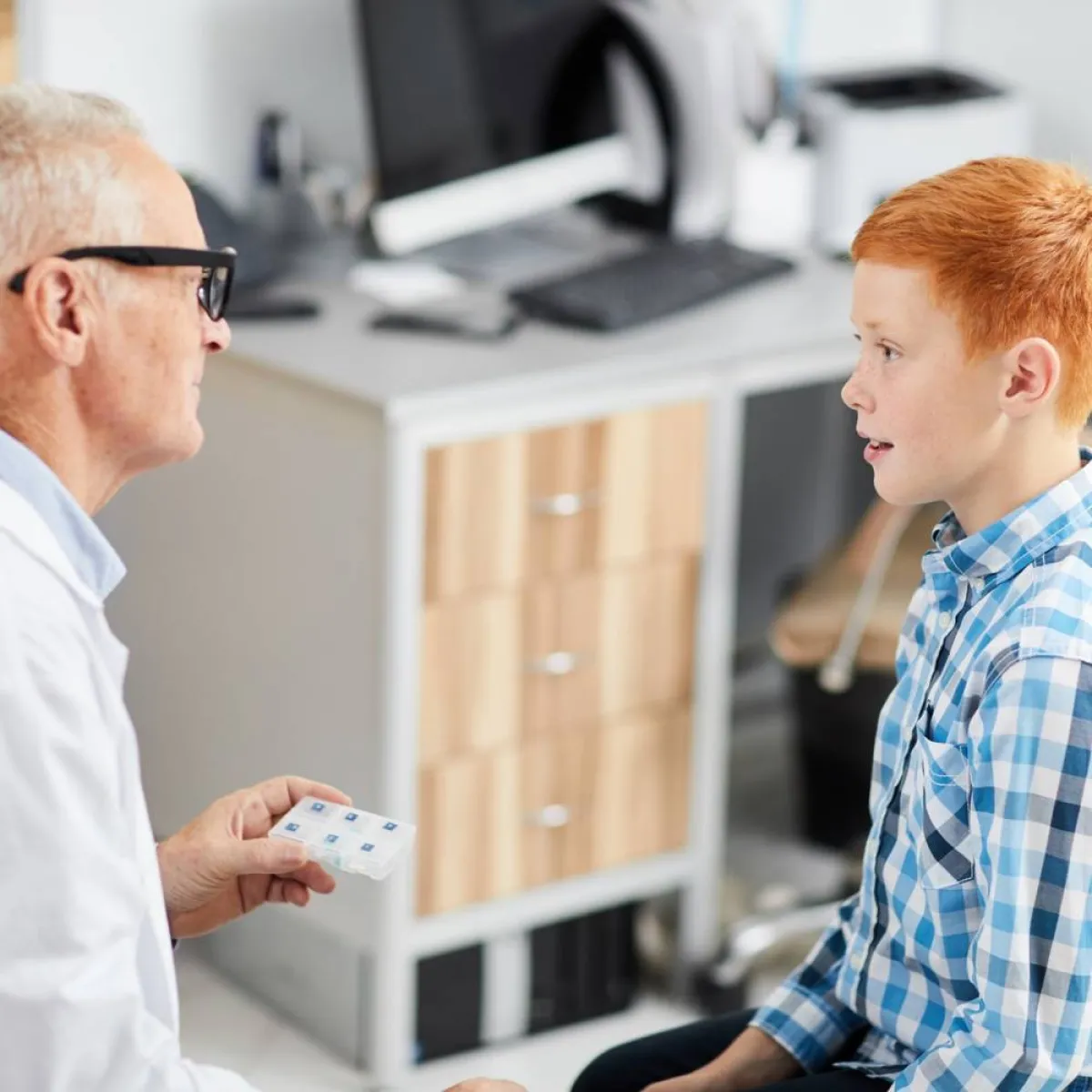 صورة لطفل وطبيب