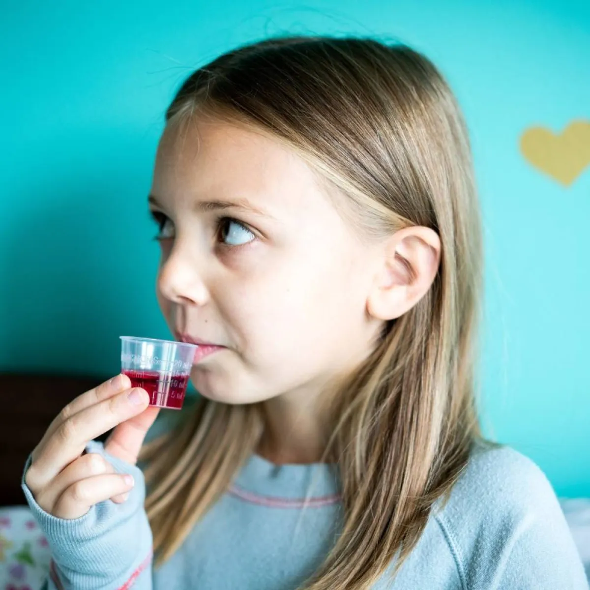 صورة لطفلة تتناول دواء