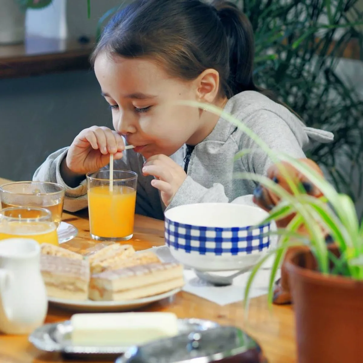 صورة لطفلة تتناول إفطارها