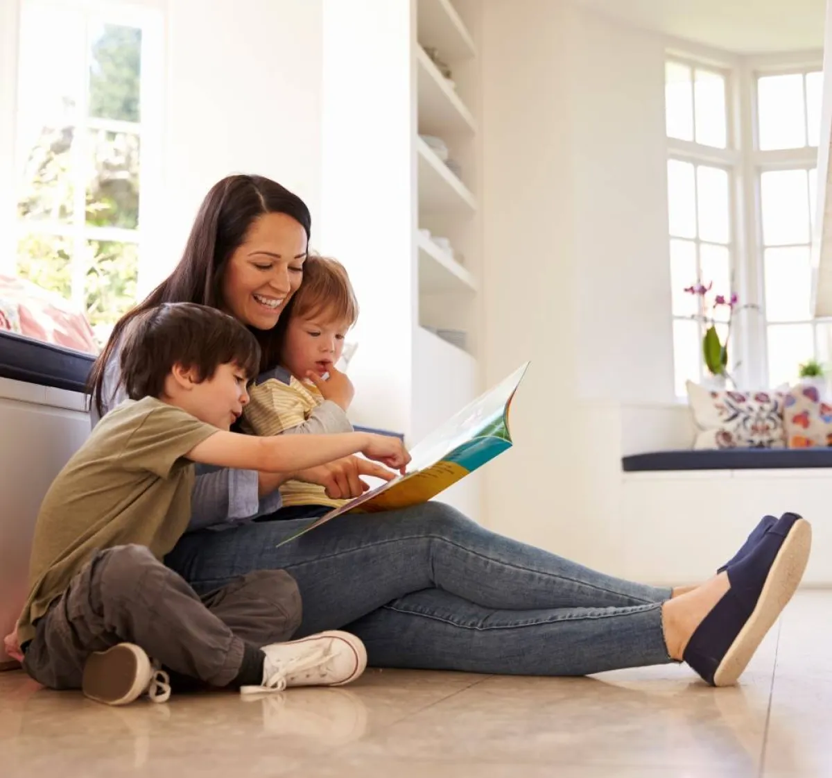 صورة لأم تختار المكان المناسب للقراءة بعيداً عن الفراش