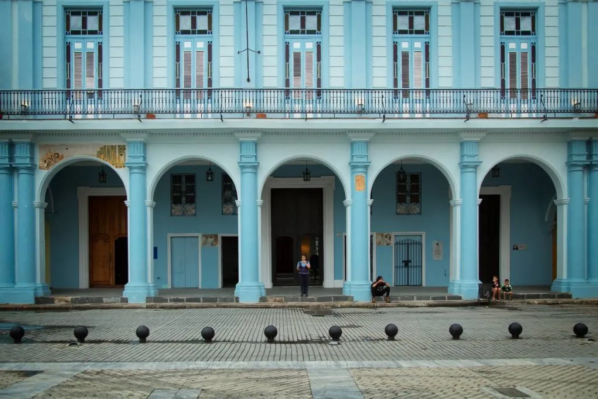 بناء "نيوكلاسيكي"، في "ساحة هافانا القديمة"