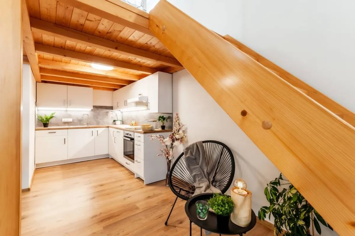 مطبخ صغير لأغراض الضيافة في أسفل الدرج  