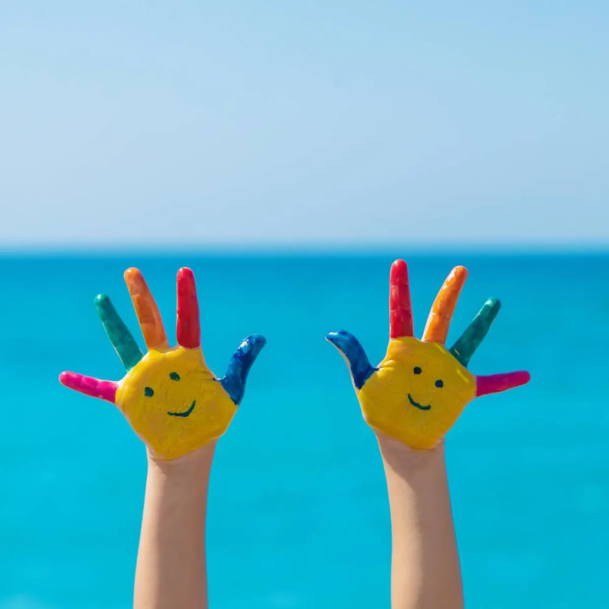 صورة لطفل يحب الرسم