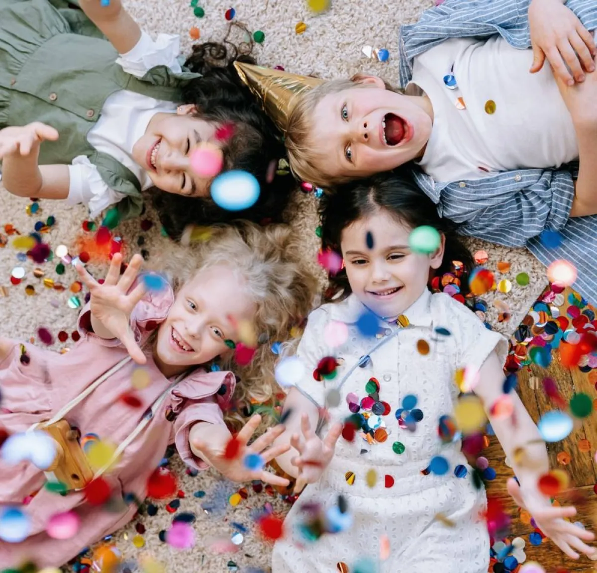 أطفال بعد الساعة 12 في حفل رأس السنة 2022