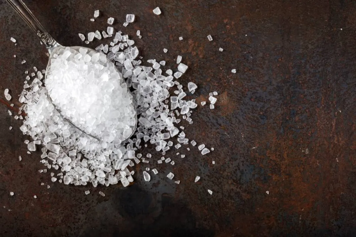 الملح مكوّن مستخدم في القضاء على البقع الدهنية التي تلطّخ الملابس 