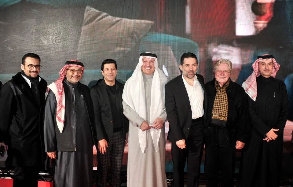 السفير أسامة النقلي مع طاقم فيلم الكاهن مصدر الصورة حساب السفير بتويتر