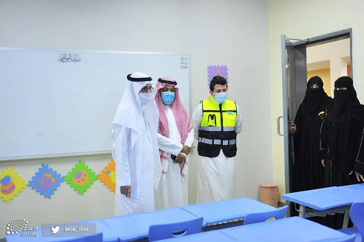 أثناء جولة مدير التعليم بالمجمع