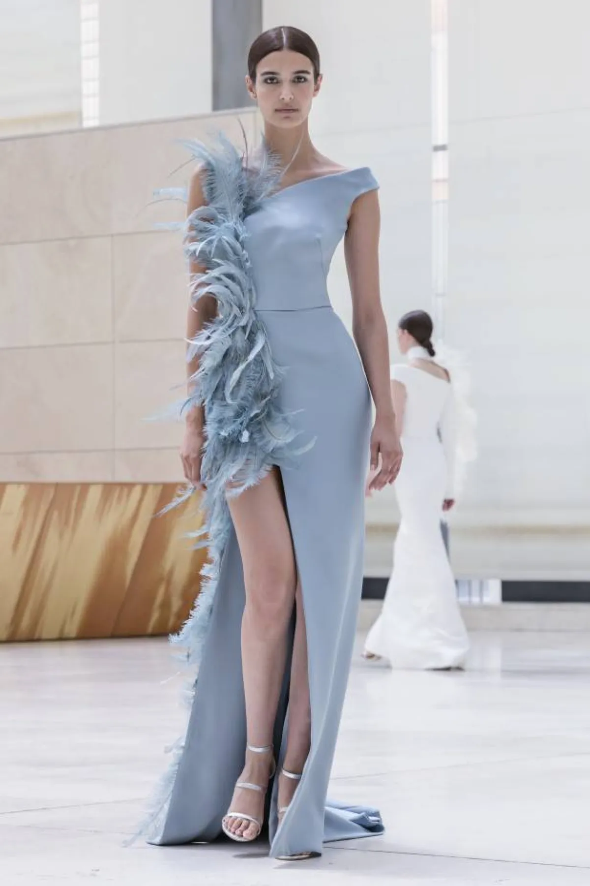 فستان سهرة طويل بتنورة ذات شق أمامي وتوب وان شولدر