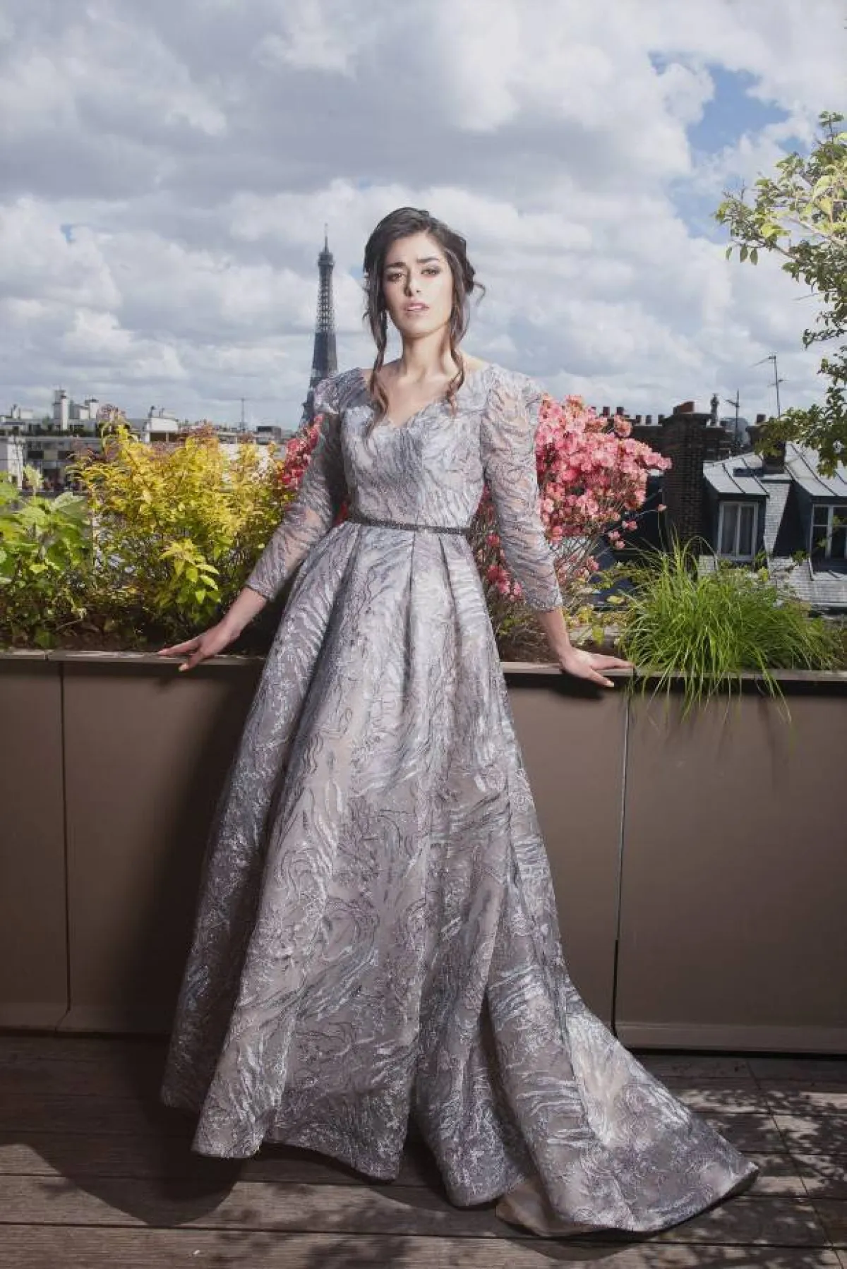 فستان سهرة طويل من التول المطرز بأكمام طويلة وتنورة منفوشة