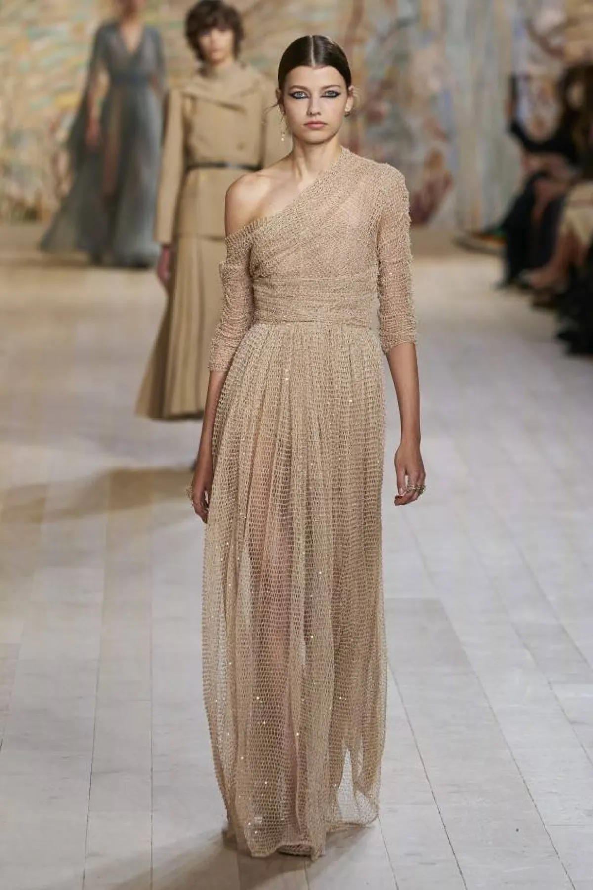 فستان سهرة بيج طويل بتوب وان شولدر وأكمام بتصميم الكشكش