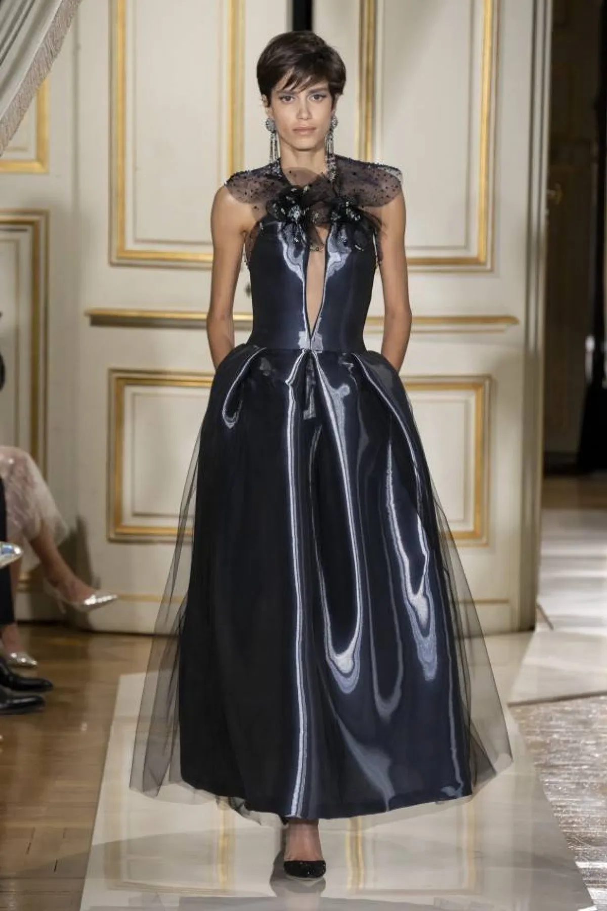 فستان سهرة أسود ميتاليك طويل بتوب من التول المطرز