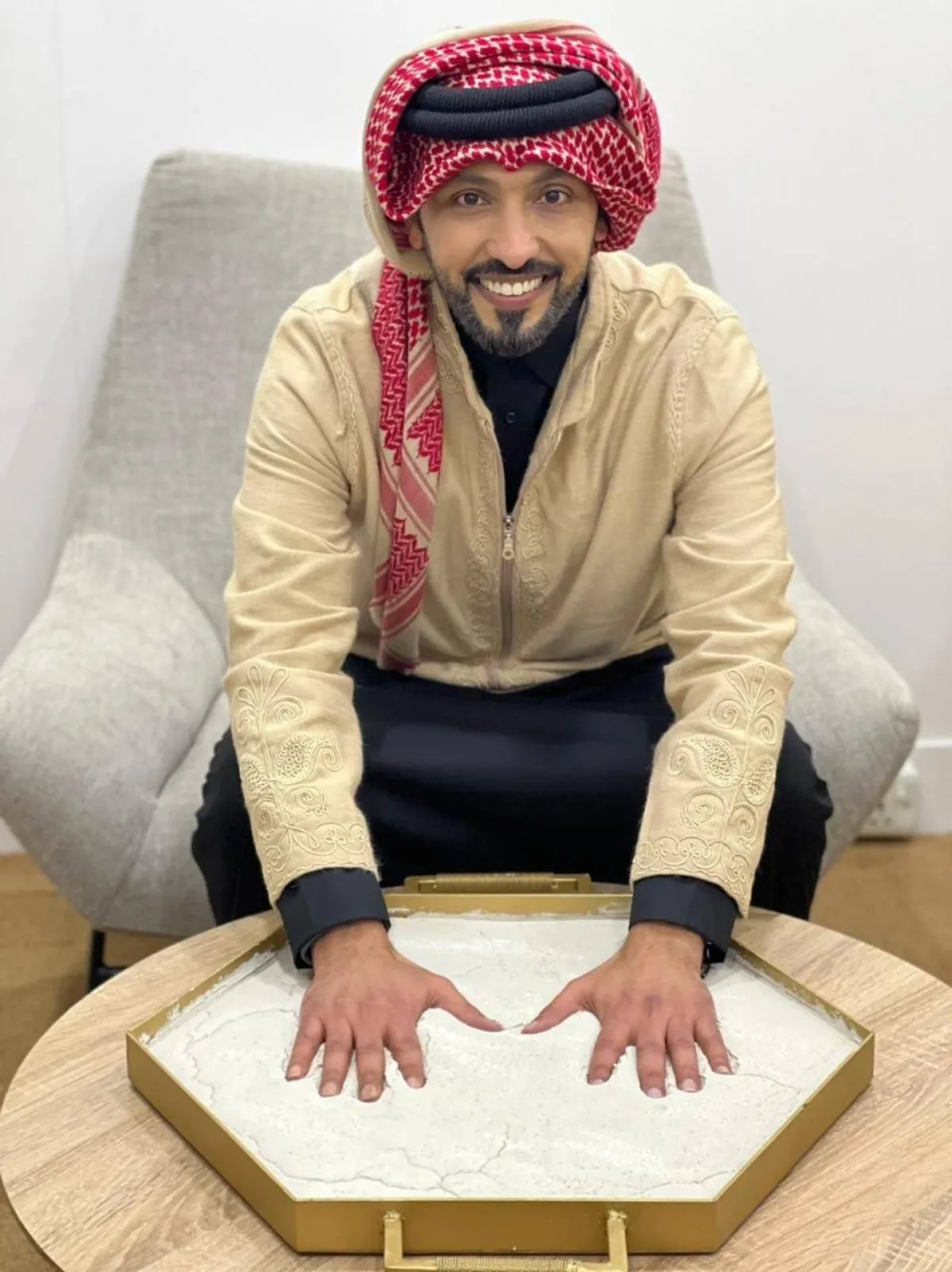 فهد الكبيسي يضع بصمته في حائط موسم الرياض - الصورة من حساب تركي ال الشيخ على تويتر