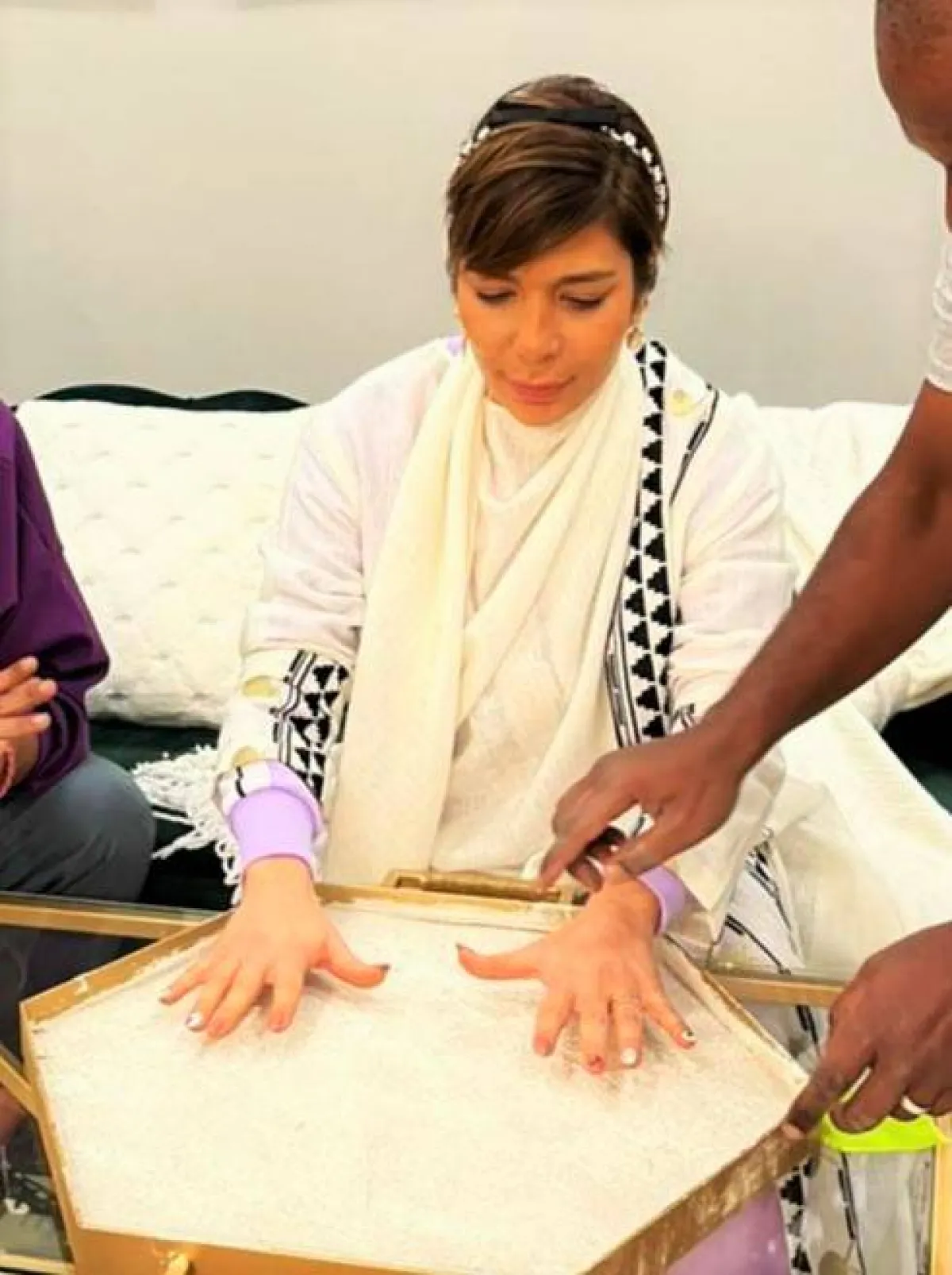 الفنانة أصالة تبصم في قالب حائط موسم الرياض - الصورة من حساب رياض بوليفارد سيتي على تويتر